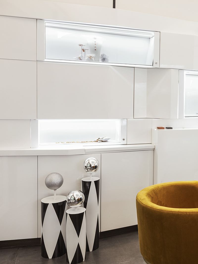 Un angolo della boutique con le poltroncine color senape