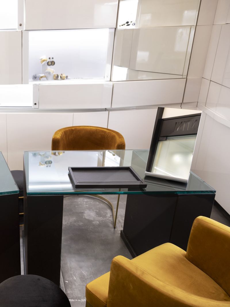 Il tavolo della boutique, con la poltroncina e il vassoio per provare i gioielli